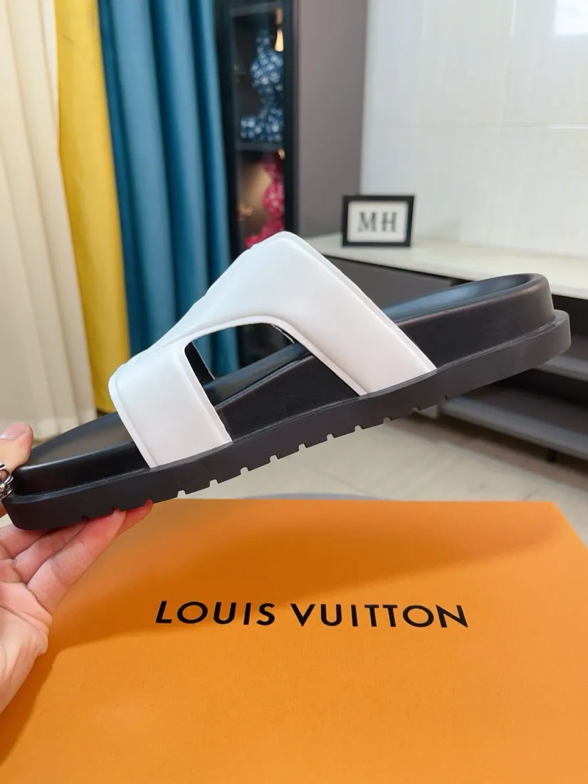 Men's shoes💰300🌹🌹【LV】Multi-color new men's slippers, original top-quality version, original special cowhide with pebbled embossing➕sheepskin on the inner and side, non-slip combination sole, more stable walking, more comfortable and lightweight, high-end and generous, size: 38~44